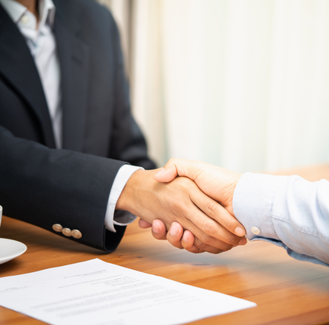 Acuerdo comercial entre ejecutivos para operaciones de comercio internacional.