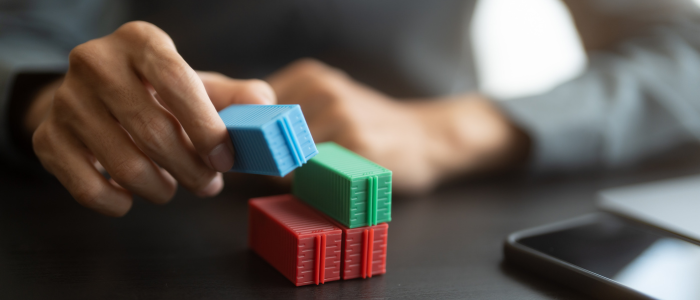 Representación de la clasificación de mercancías mediante bloques, proceso esencial en las operaciones aduaneras y su correcta categorización