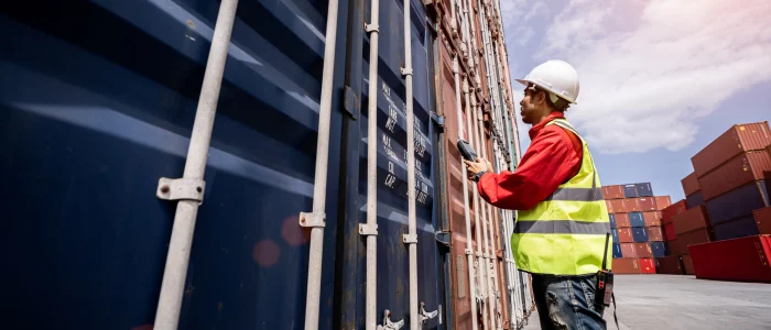 Inspección de contenedor por personal especializado, proceso clave en operaciones aduaneras para cumplimiento normativo en comercio exterior