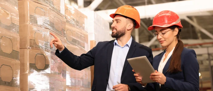 Control y supervisión de mercancías en almacén como parte de procesos de logística internacional y gestión de inventarios