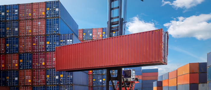 Movimiento de contenedor en terminal portuaria como parte de operaciones de logística internacional y manejo de carga